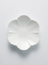 Load image into Gallery viewer, Mujagi Flower 06 Round Plate | 17.7cm
