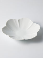 Load image into Gallery viewer, Mujagi Flower 06 Round Plate | 17.7cm
