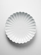 Load image into Gallery viewer, Mujagi Flower 39 Main Dinner Plate | 22.8cm
